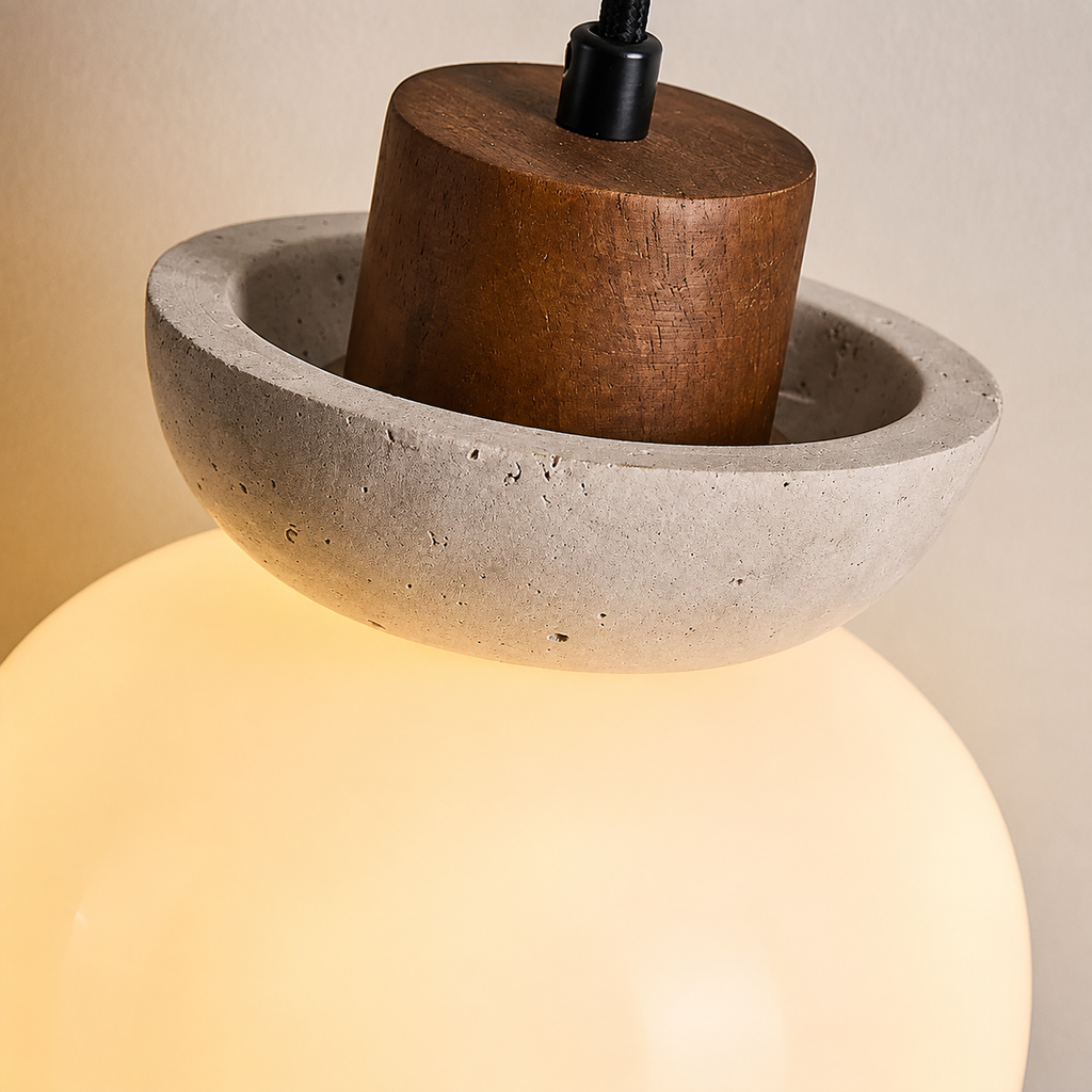 Travertine Glass Pendant Light Kalira, Gros plan sur le travertin et le bois