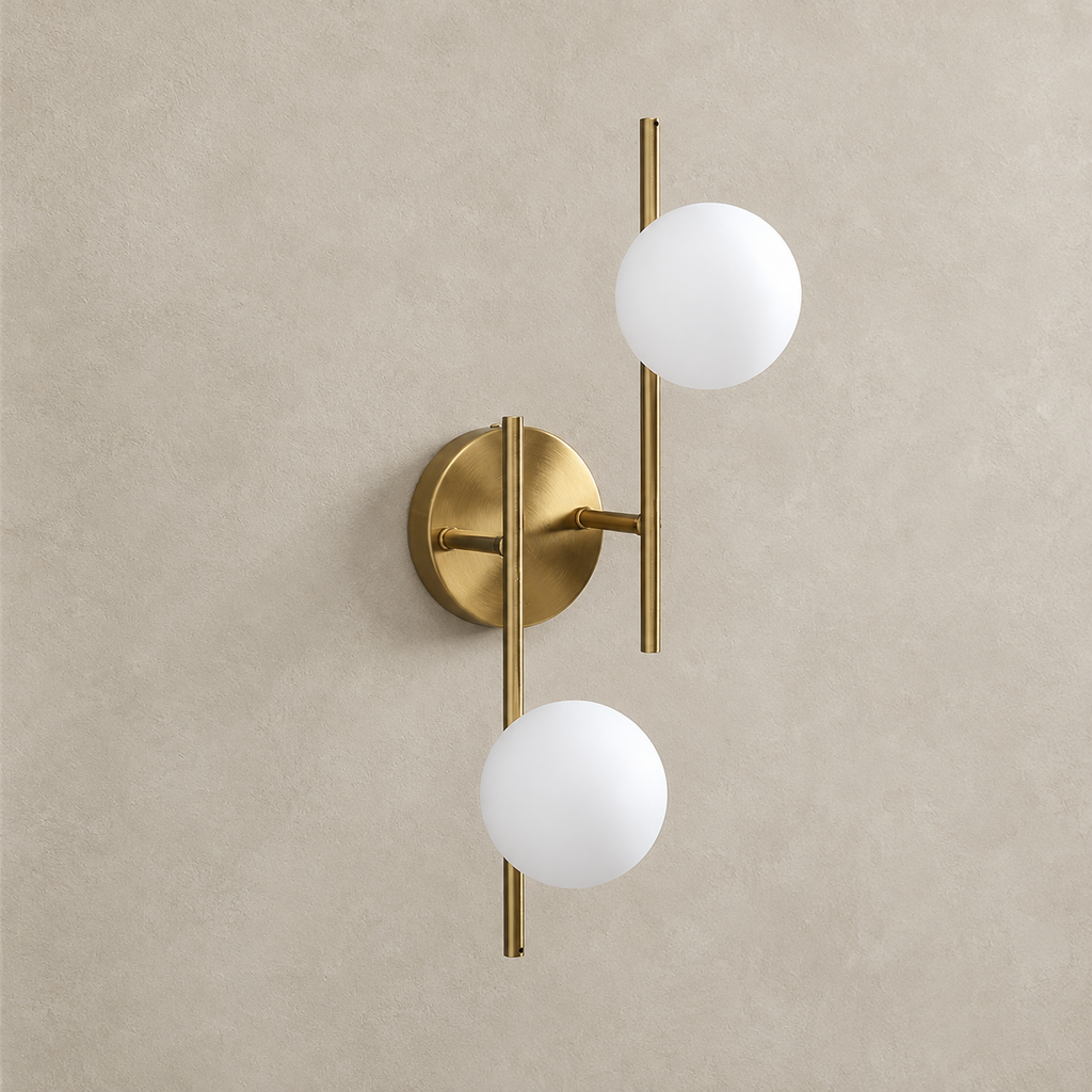 Frosted Globe Wall Light Halira, Mur bleu, deux globes, jour