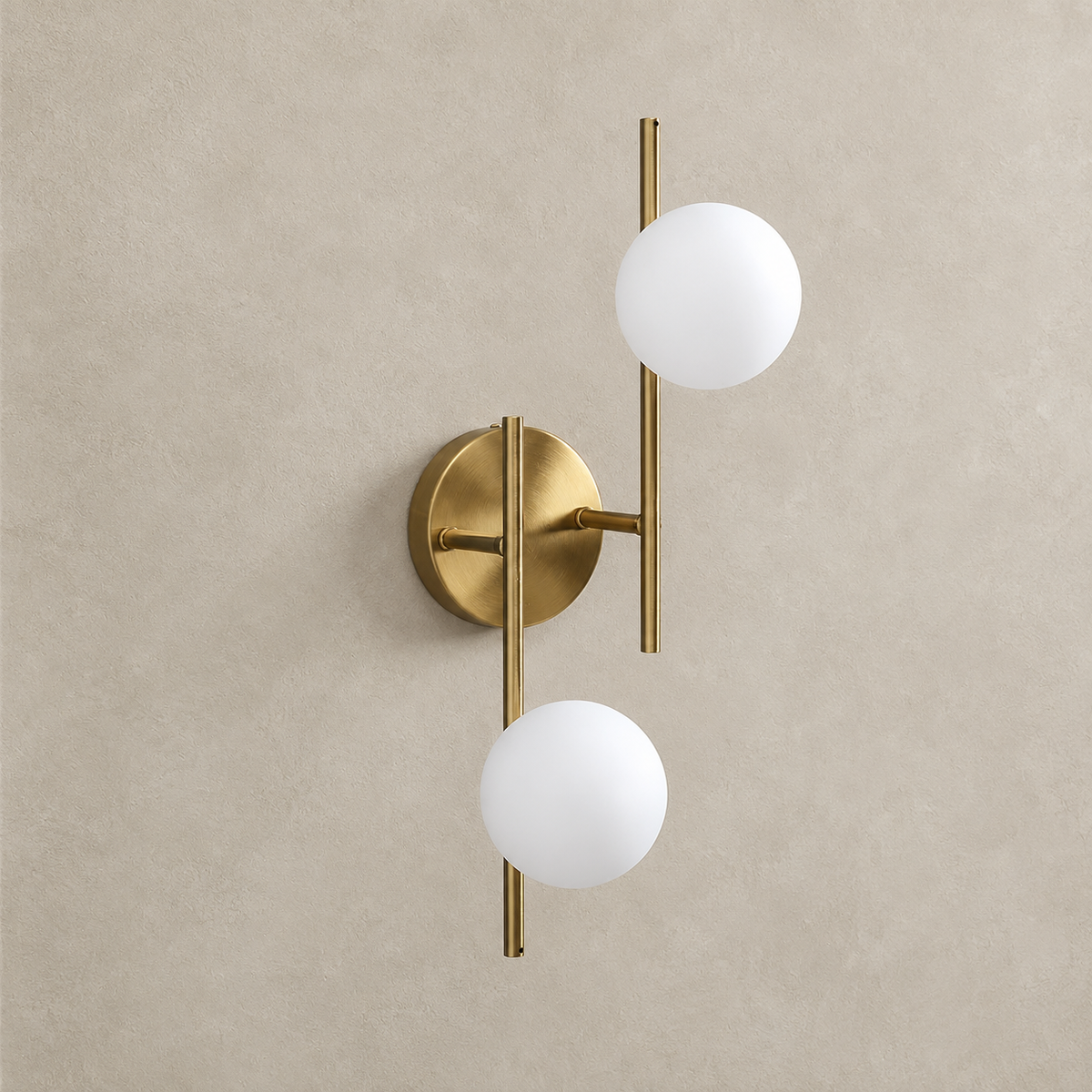 Frosted Globe Wall Light Halira, Mur bleu, deux globes, jour