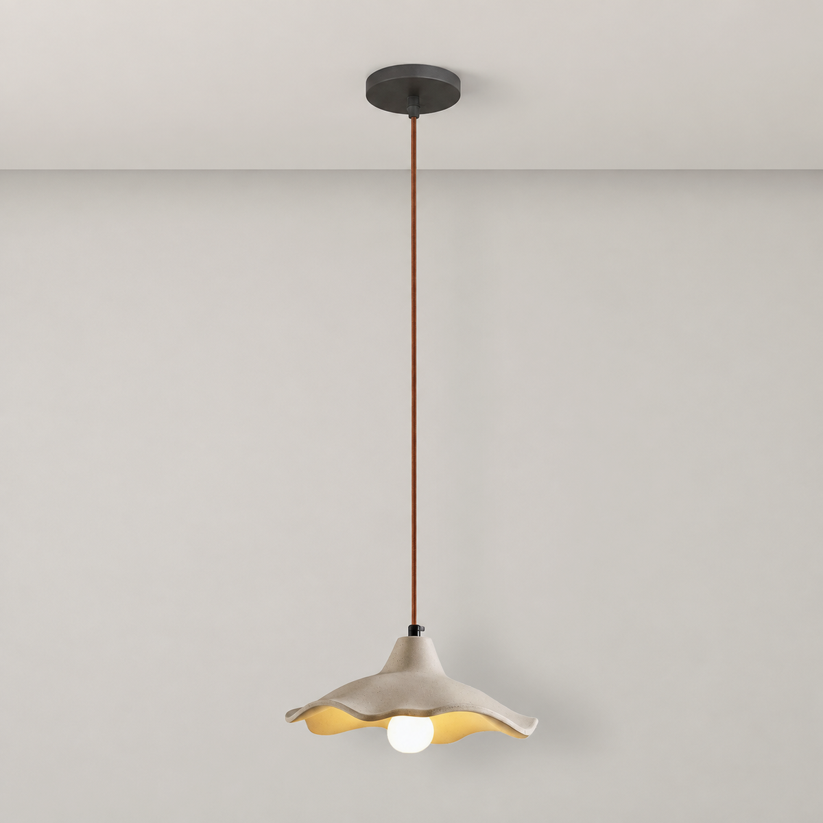 Scalloped Bell Pendant Light Dalena, Fond neutre