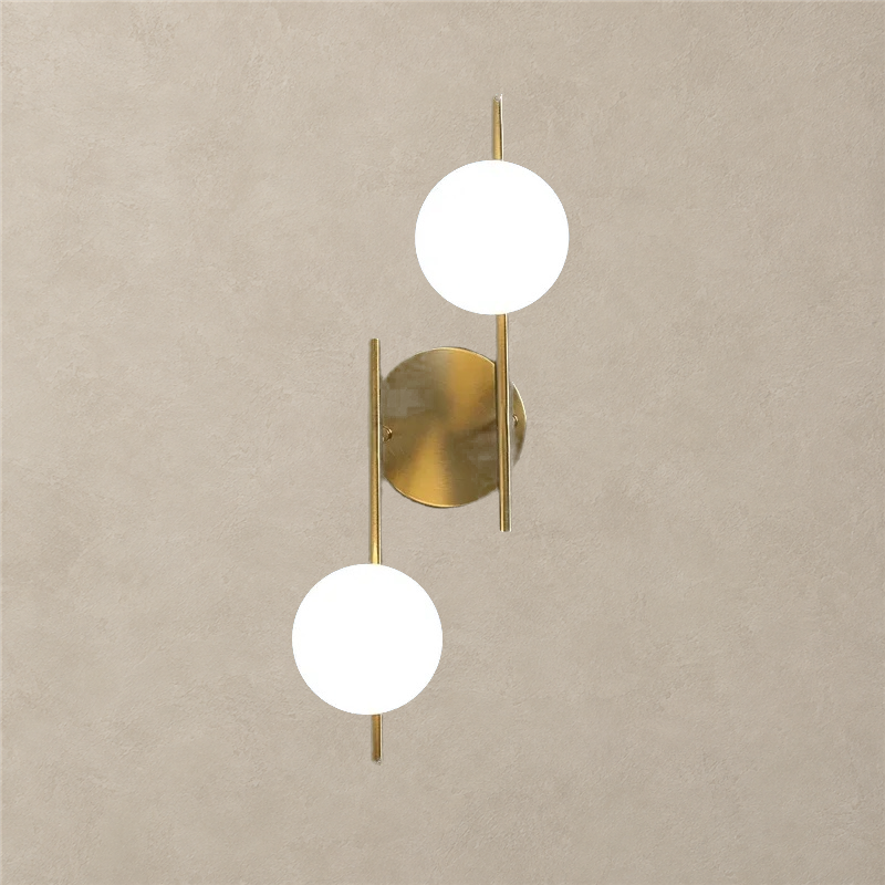 Frosted Globe Wall Light Halira, Mur bleu, deux globes