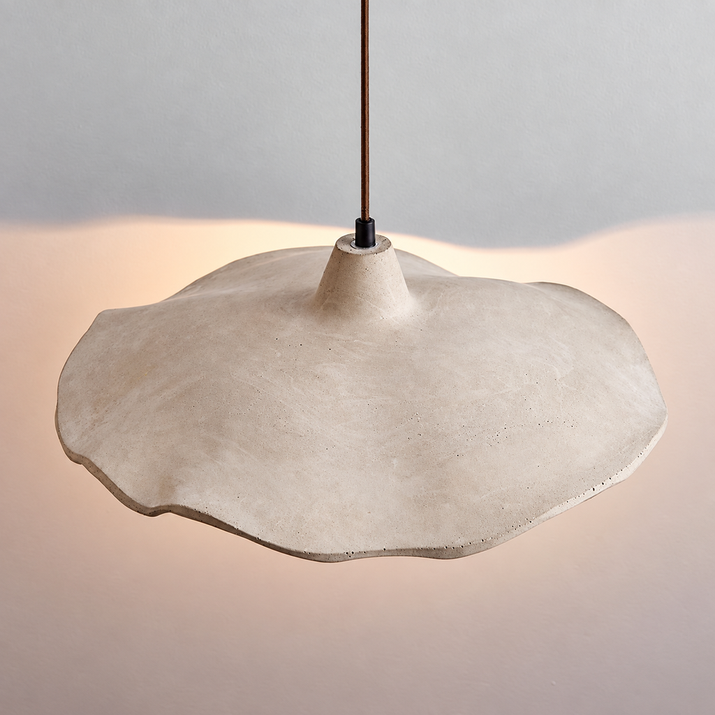 Scalloped Bell Pendant Light Dalena, Gros plan sur le ciment