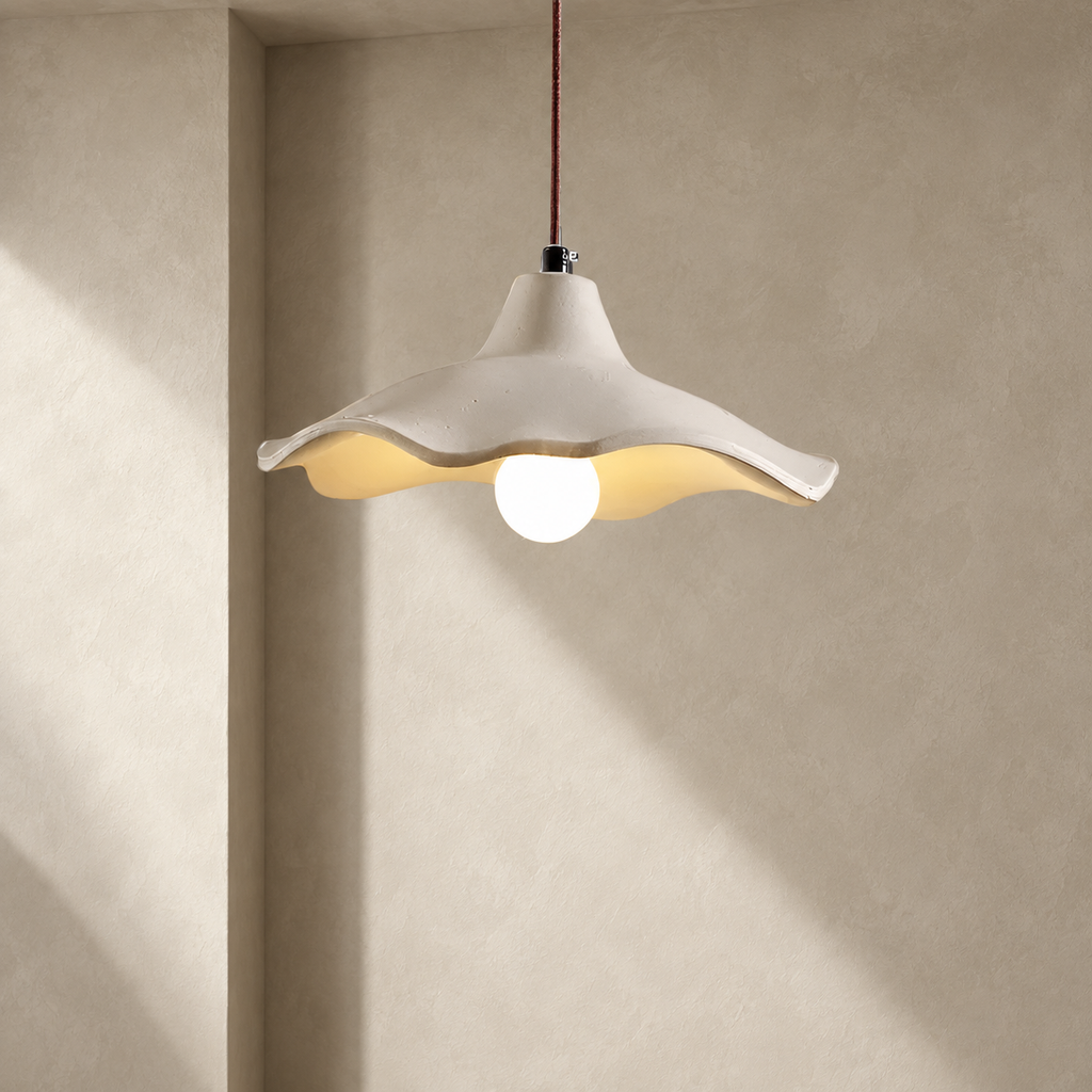 Scalloped Bell Pendant Light Dalena, Mur beige, allumee