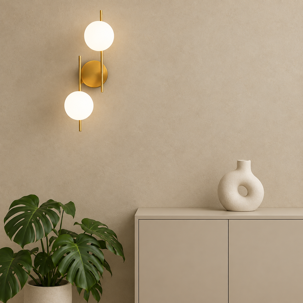 Frosted Globe Wall Light Halira, Chevet, deux globes