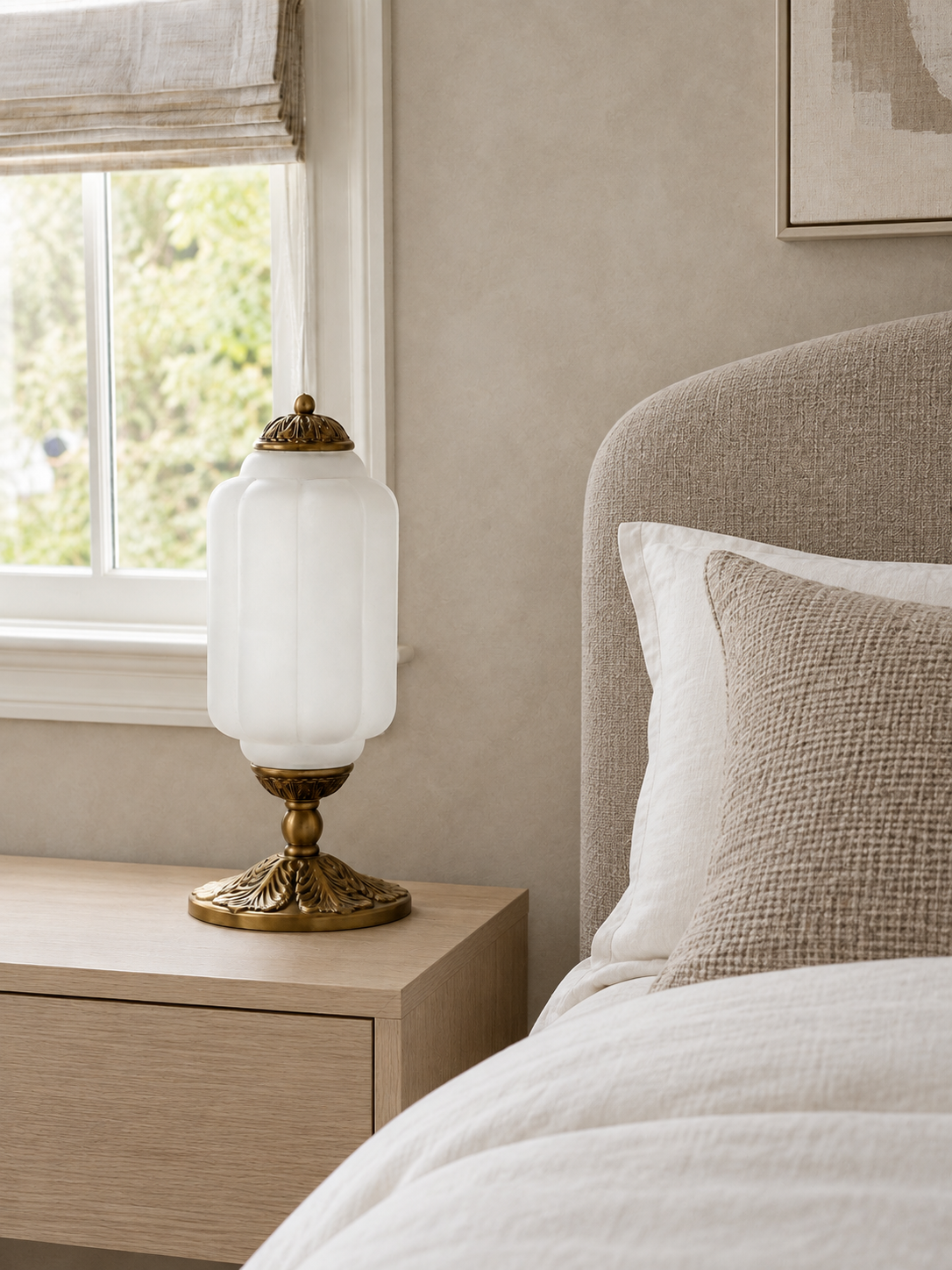 Textured Glass Table Lamp Yvara, Mise en situation, chevet