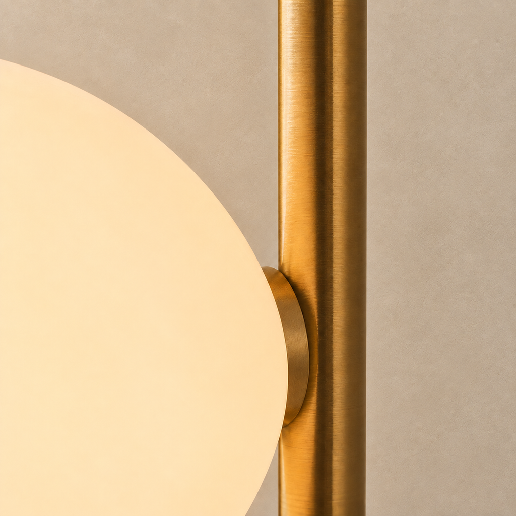 Frosted Globe Wall Light Halira, Gros plan sur le globe
