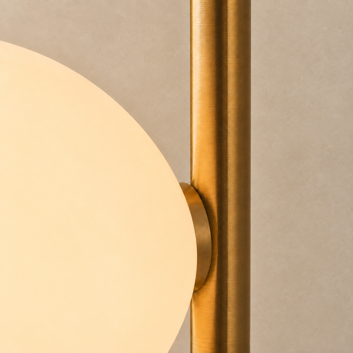 Frosted Globe Wall Light Halira, Gros plan sur le globe