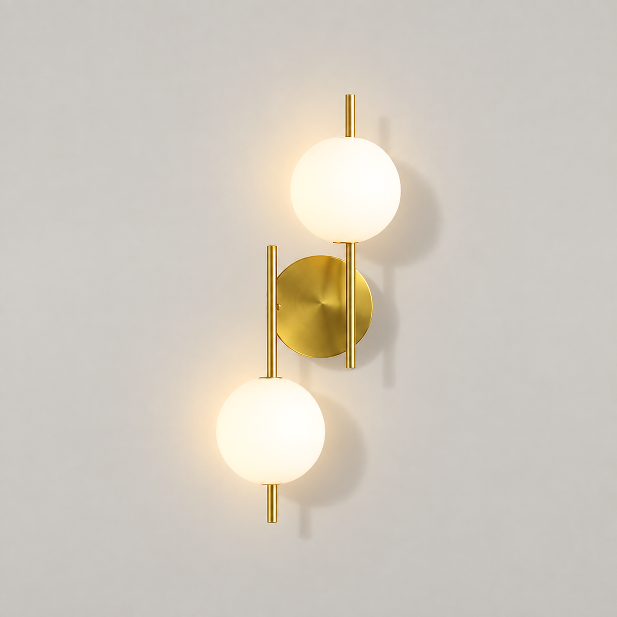 Frosted Globe Wall Light Halira Two Globes, Fond neutre